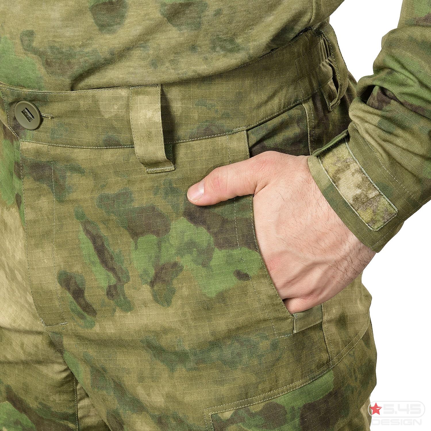 The set-in pockets are equipped with additional insert for carrying a knife or other equipment items with a clip